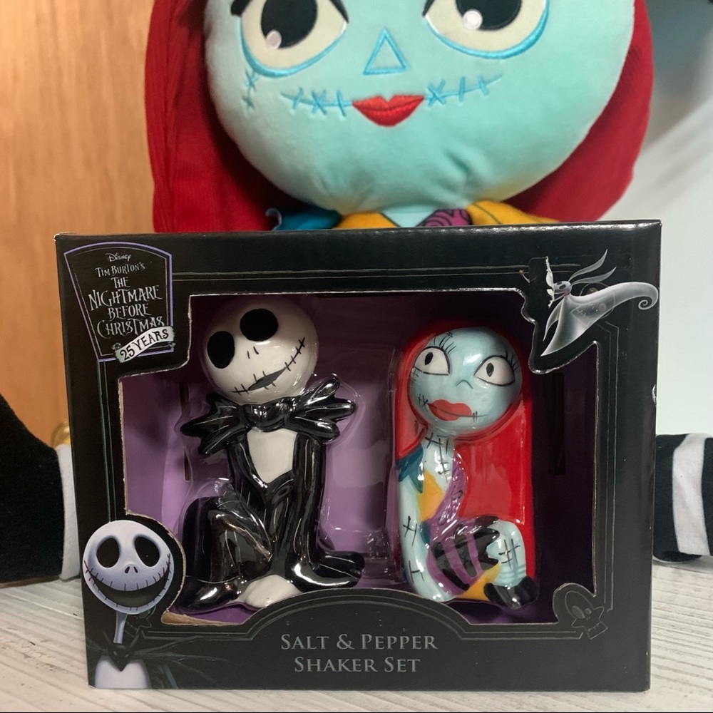 DISNEY THE NIGHTMARE BEFORE CHRISTMAS SALT & PEPPER SHAKER SET!